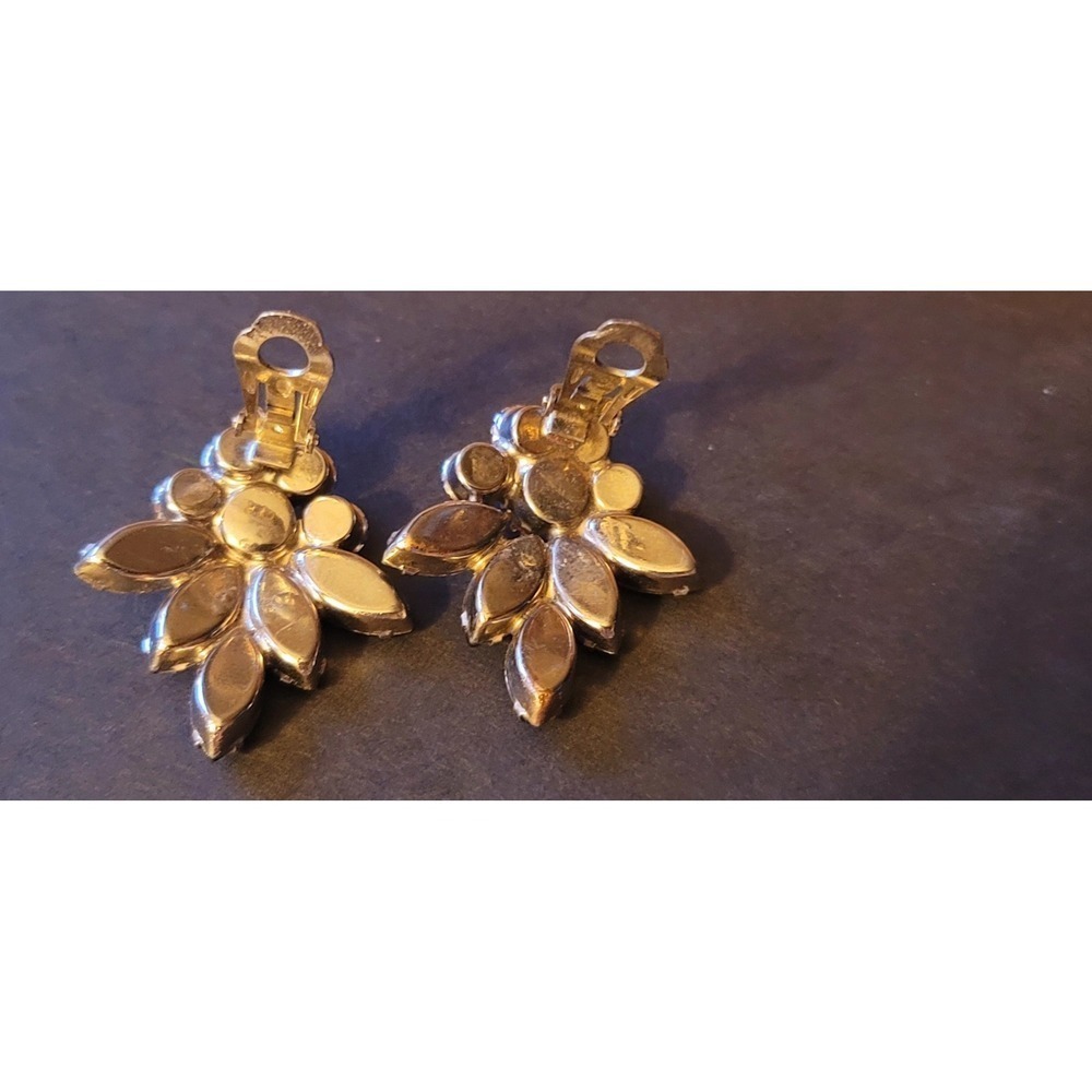 Gorgeous Vintage Silvertone Gray Rhinestone Clip on Earrings - Picture 7 of 9